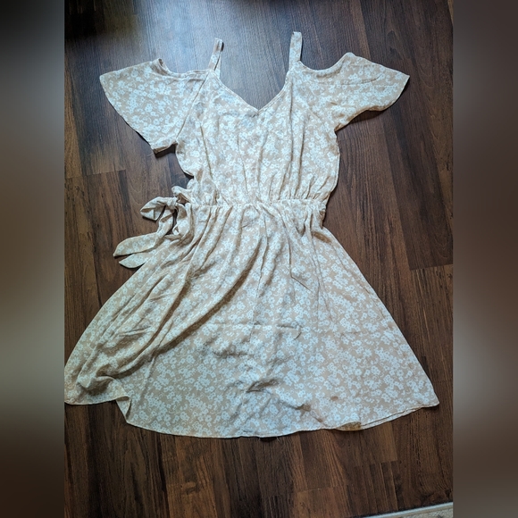 Sienna Sky size M cold shoulder side tie summer dress - Picture 3 of 4